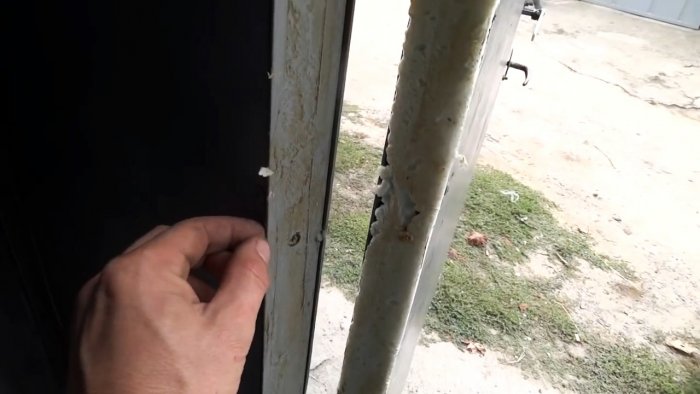 Теперь в гараже будет тепло Копеечный способ герметизировать щели в гаражных воротах