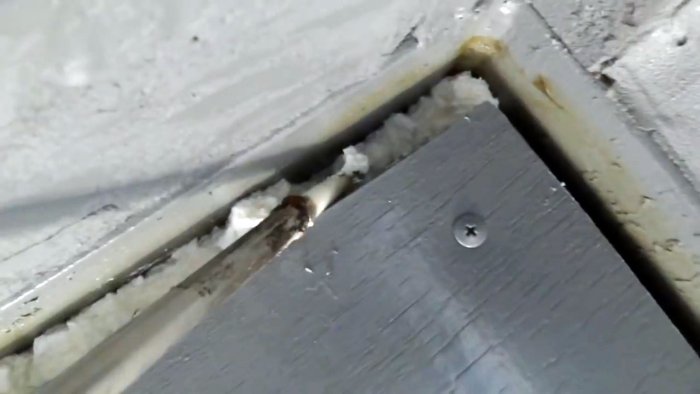 Теперь в гараже будет тепло Копеечный способ герметизировать щели в гаражных воротах