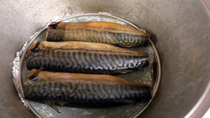 С покупной даже не сравнится Как закоптить скумбрию в квартире на обычной плите