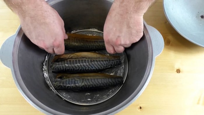С покупной даже не сравнится Как закоптить скумбрию в квартире на обычной плите