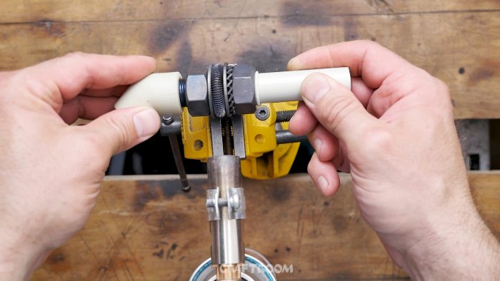 4 полезных инструмента из болтов и гаек для электрика и сантехника