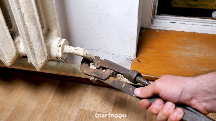 4 полезных инструмента из болтов и гаек для электрика и сантехника