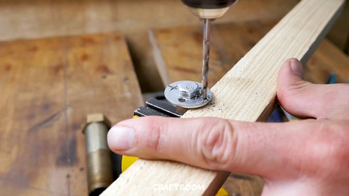 4 полезных инструмента из болтов и гаек для электрика и сантехника