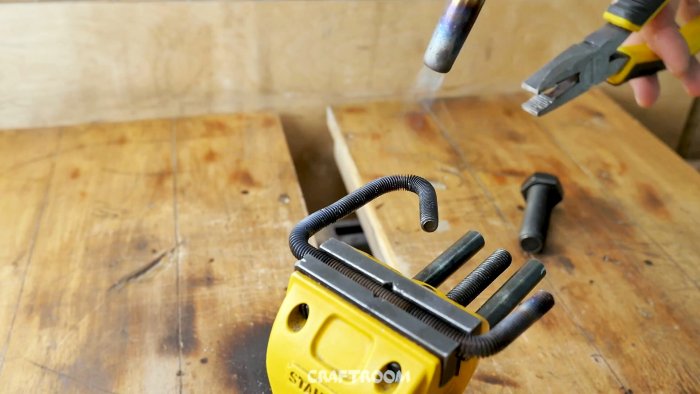 4 полезных инструмента из болтов и гаек для электрика и сантехника