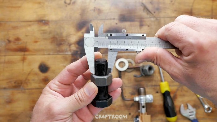 4 полезных инструмента из болтов и гаек для электрика и сантехника