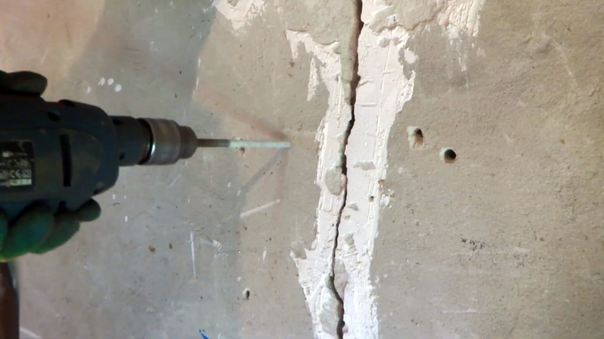 Как отремонтировать расширяющуюся трещину в стене, чтобы она снова не появилась