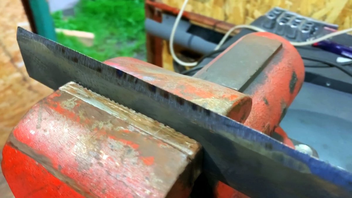 Стойка для колки дров молотком из старого автомобильного диска
