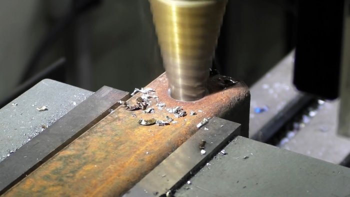 Как вытащить бетонный столб домкратом