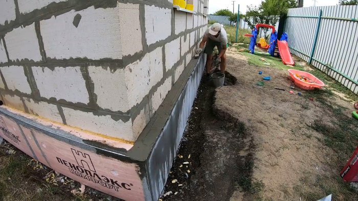 Как надежно утеплить фундамент самому