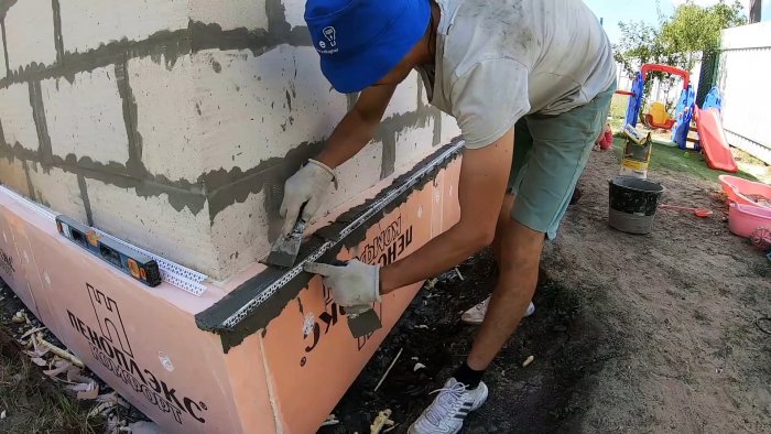 Как надежно утеплить фундамент самому