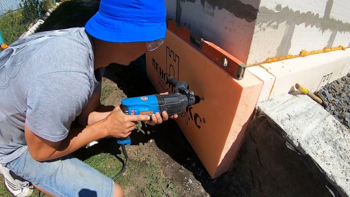 Как надежно утеплить фундамент самому