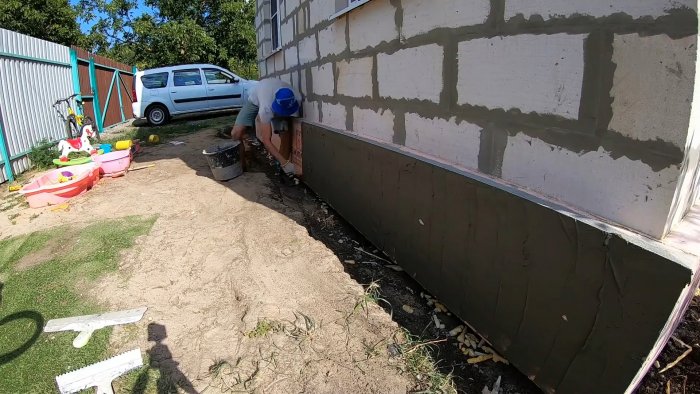 Как надежно утеплить фундамент самому