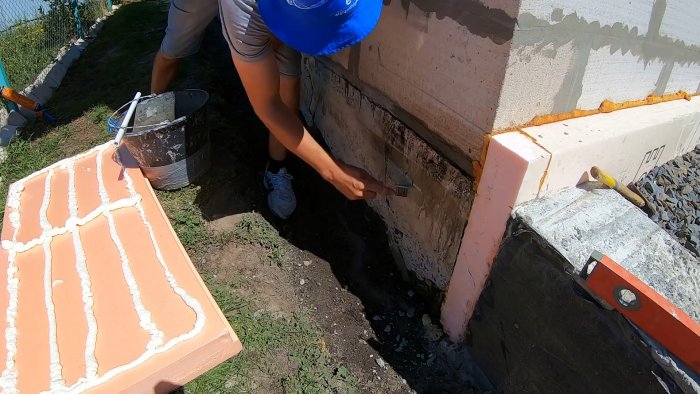 Как надежно утеплить фундамент самому