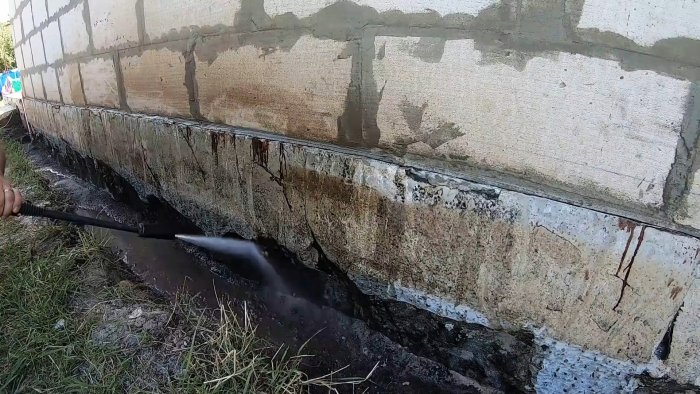 Как надежно утеплить фундамент самому