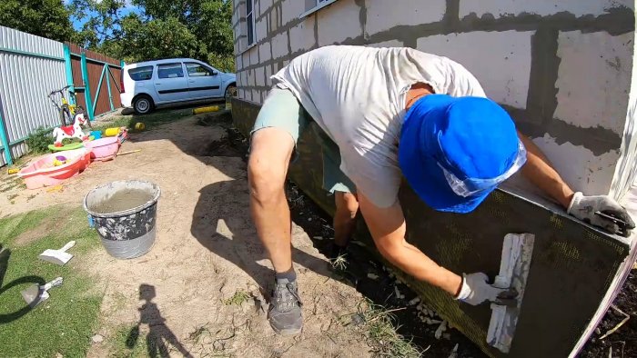 Как надежно утеплить фундамент самому