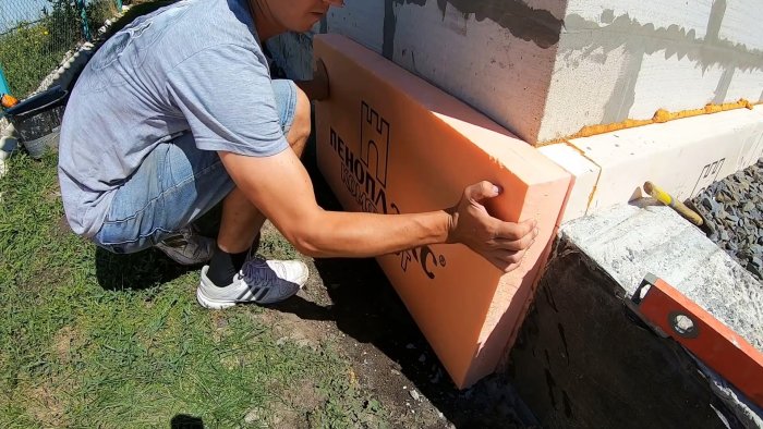 Как надежно утеплить фундамент самому