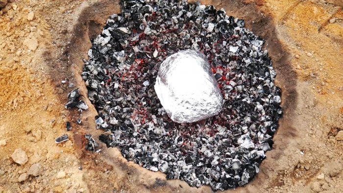 Как запечь 5 кг мяса в яме одним куском