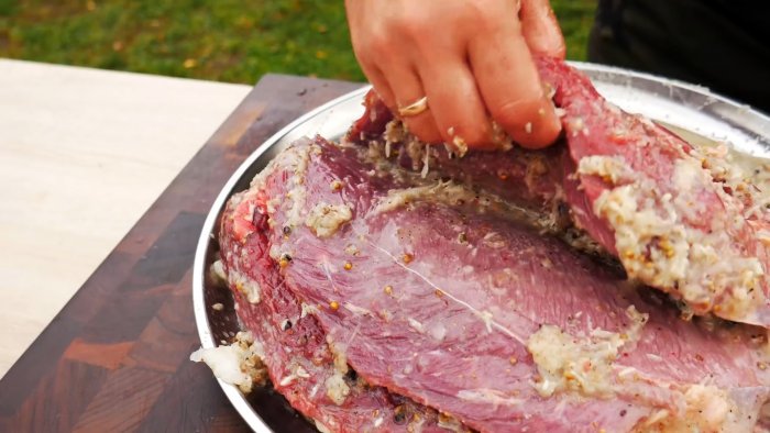 Как запечь 5 кг мяса в яме одним куском