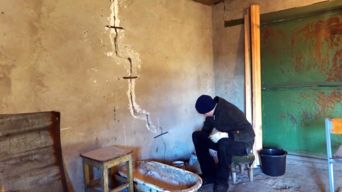 Как отремонтировать расширяющуюся трещину в стене чтобы она снова не появилась