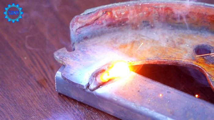 Удобное приспособление из тормозной колодки для сварки труб под прямым углом