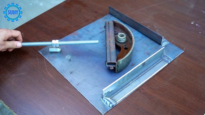 Удобное приспособление из тормозной колодки для сварки труб под прямым углом