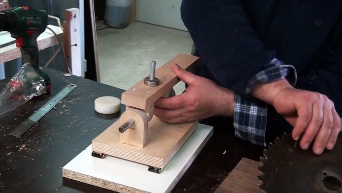 Универсальный кондуктор для заточки циркулярных пил на обычном наждаке