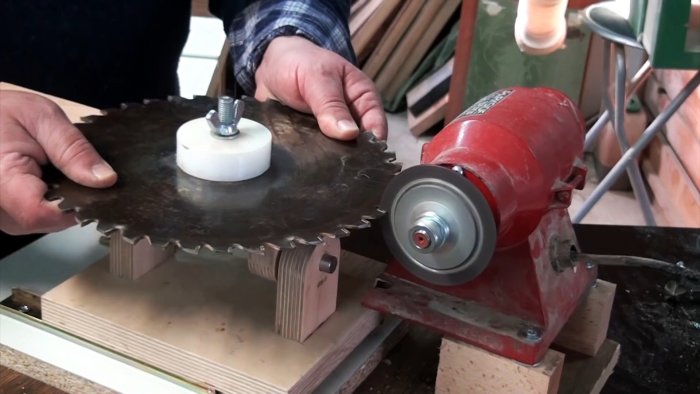 Универсальный кондуктор для заточки циркулярных пил на обычном наждаке