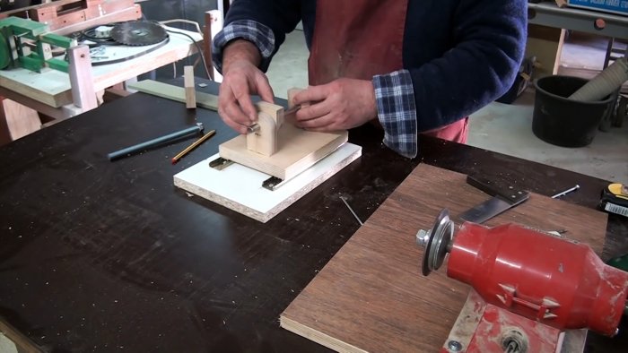 Универсальный кондуктор для заточки циркулярных пил на обычном наждаке