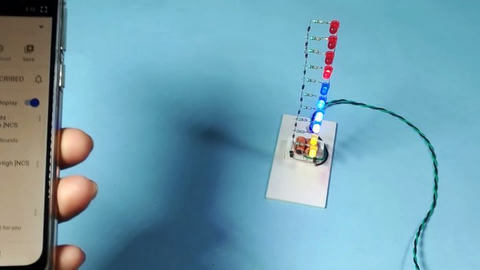 Светодиодный индикатор уровня с питанием напрямую от динамика