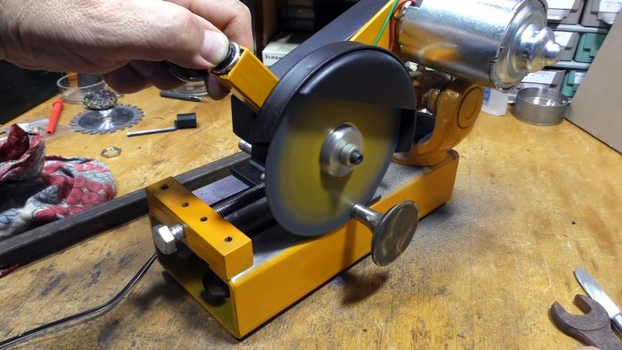 Как из крестовины кардана сделать низковольтный мини отрезной станок