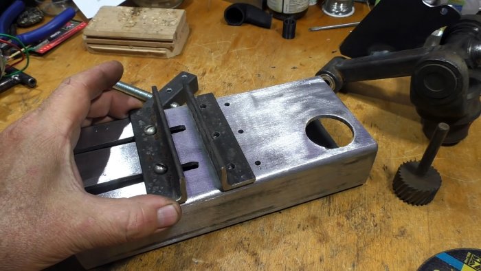Как из крестовины кардана сделать низковольтный мини отрезной станок