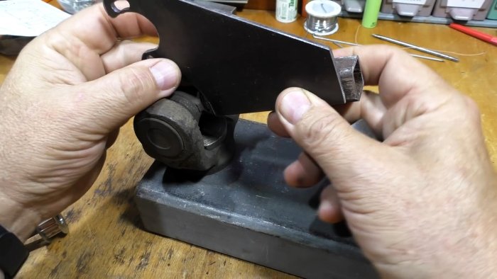 Как из крестовины кардана сделать низковольтный мини отрезной станок