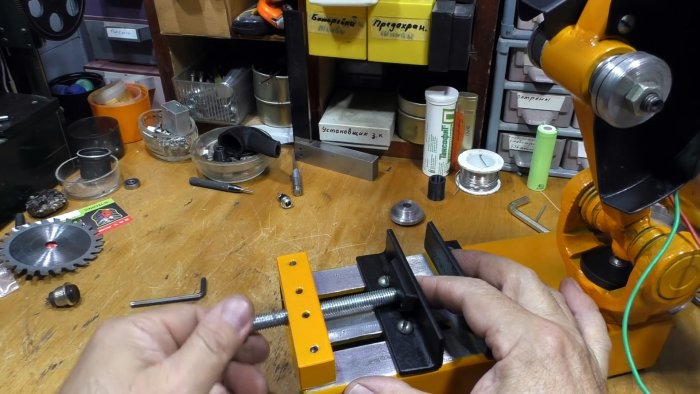 Как из крестовины кардана сделать низковольтный мини отрезной станок