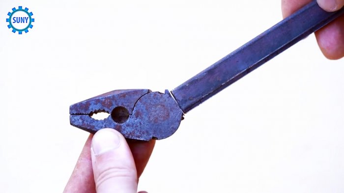 Ручной дырокол для жести из сломанных плоскогубцев