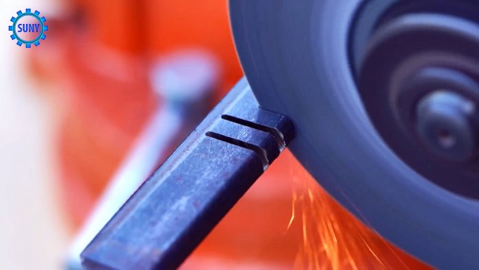 Ручной дырокол для жести из сломанных плоскогубцев