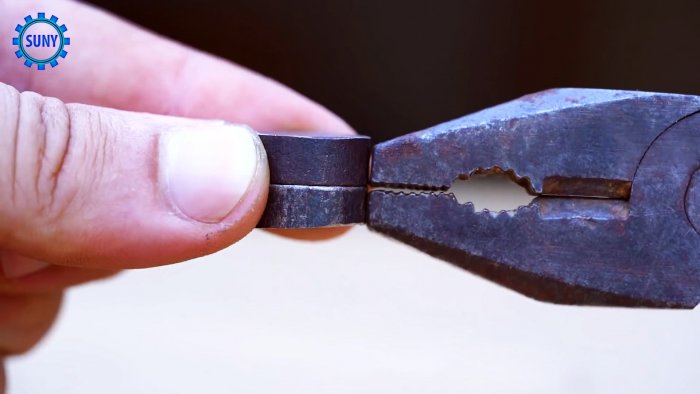 Ручной дырокол для жести из сломанных плоскогубцев