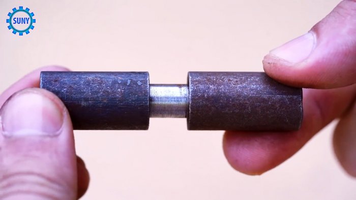 Ручной дырокол для жести из сломанных плоскогубцев