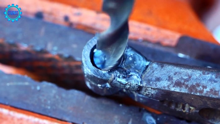 Ручной дырокол для жести из сломанных плоскогубцев