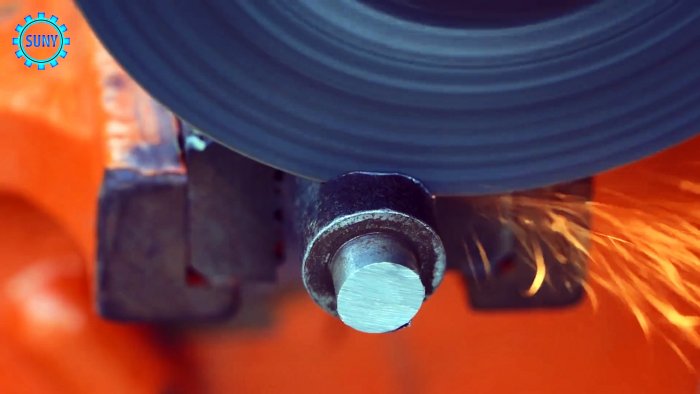 Ручной дырокол для жести из сломанных плоскогубцев