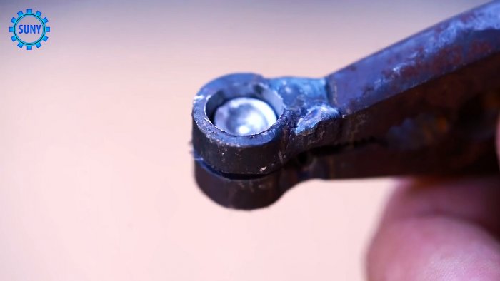 Ручной дырокол для жести из сломанных плоскогубцев