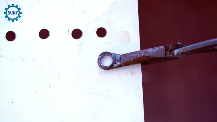 Ручной дырокол для жести из сломанных плоскогубцев