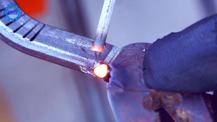 Ручной дырокол для жести из сломанных плоскогубцев