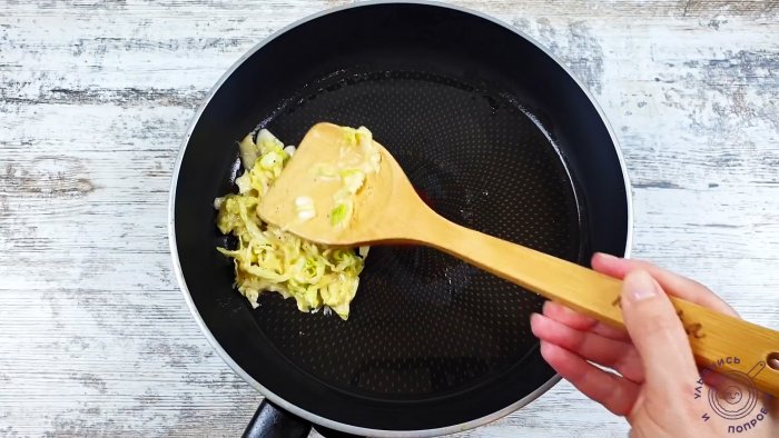 Вам понадобится всего 2 яйца капуста и 10 минут чтобы приготовить чудесный ужин