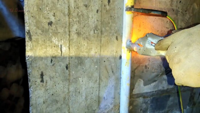 2 способа врезаться в трубу под давлением со сваркой и без