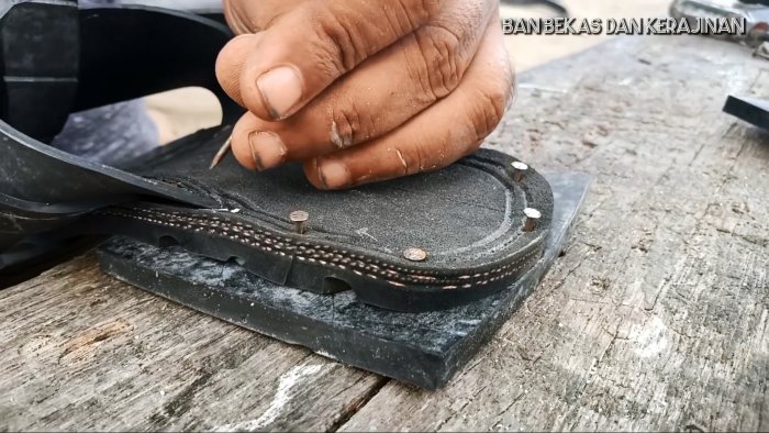 Как из старой покрышки сделать вечные шлепки