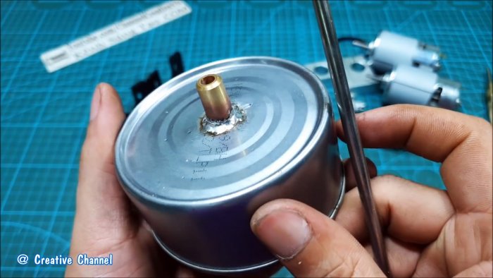 Как из консервных банок сделать мощную помпу на двух моторах