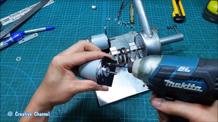 Как из консервных банок сделать мощную помпу на двух моторах