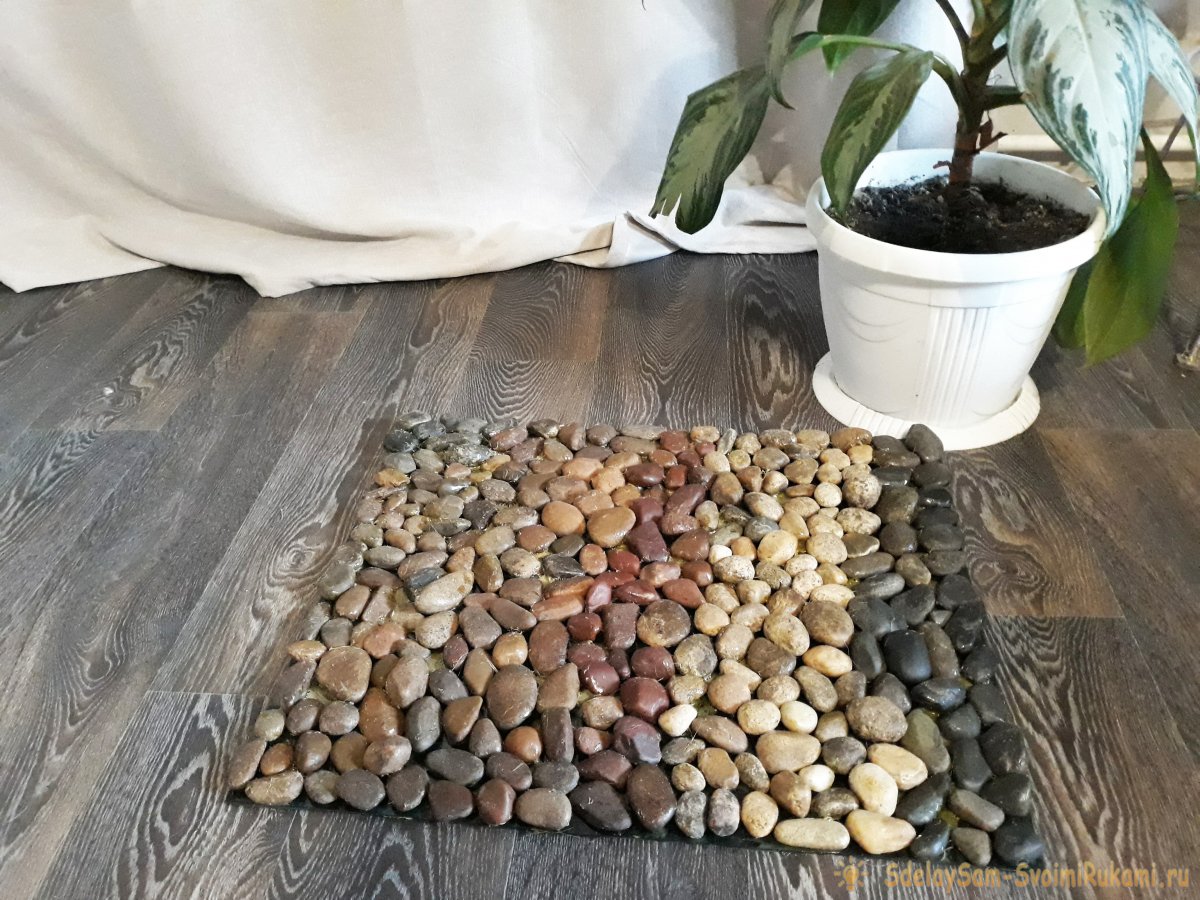 Как сделать оздоровительный коврик из речных камней