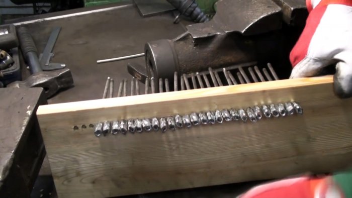 Как сделать механическую щетку для быстрой уборки листвы