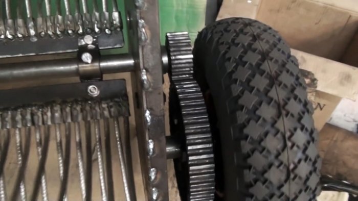 Как сделать механическую щетку для быстрой уборки листвы